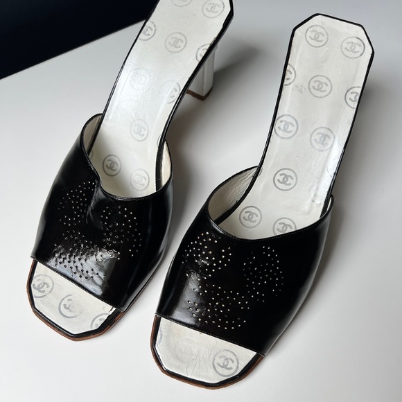 Chanel Mules Heels 39 / 6 CC Logo Monogram Black White Open Toe Sandals Vintage - Picture 10 of 11